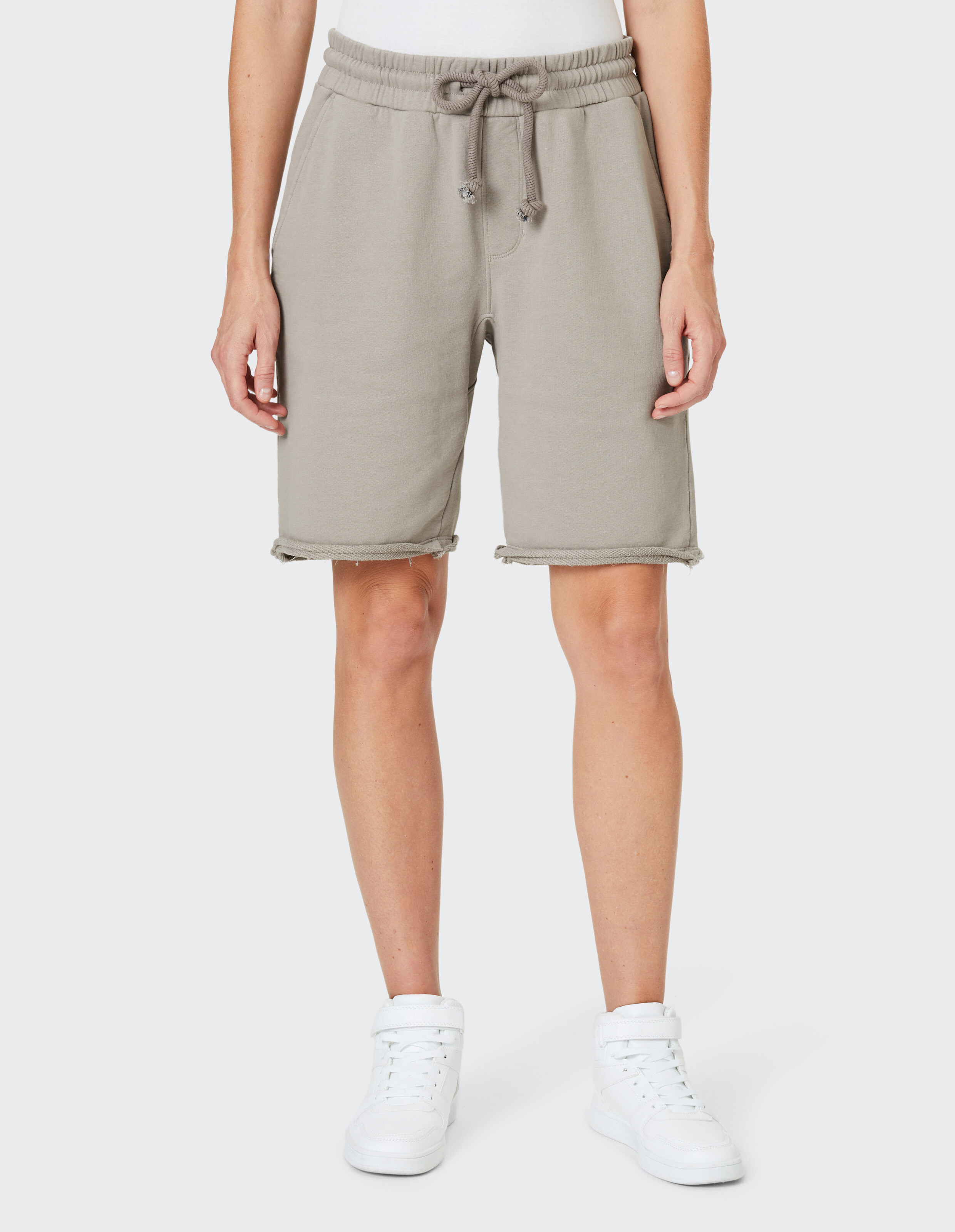 Beige Shorts aus Baumwolle mit elastischem Bund, Kordelzug und zwei Seitentaschen, schlichtes Design.