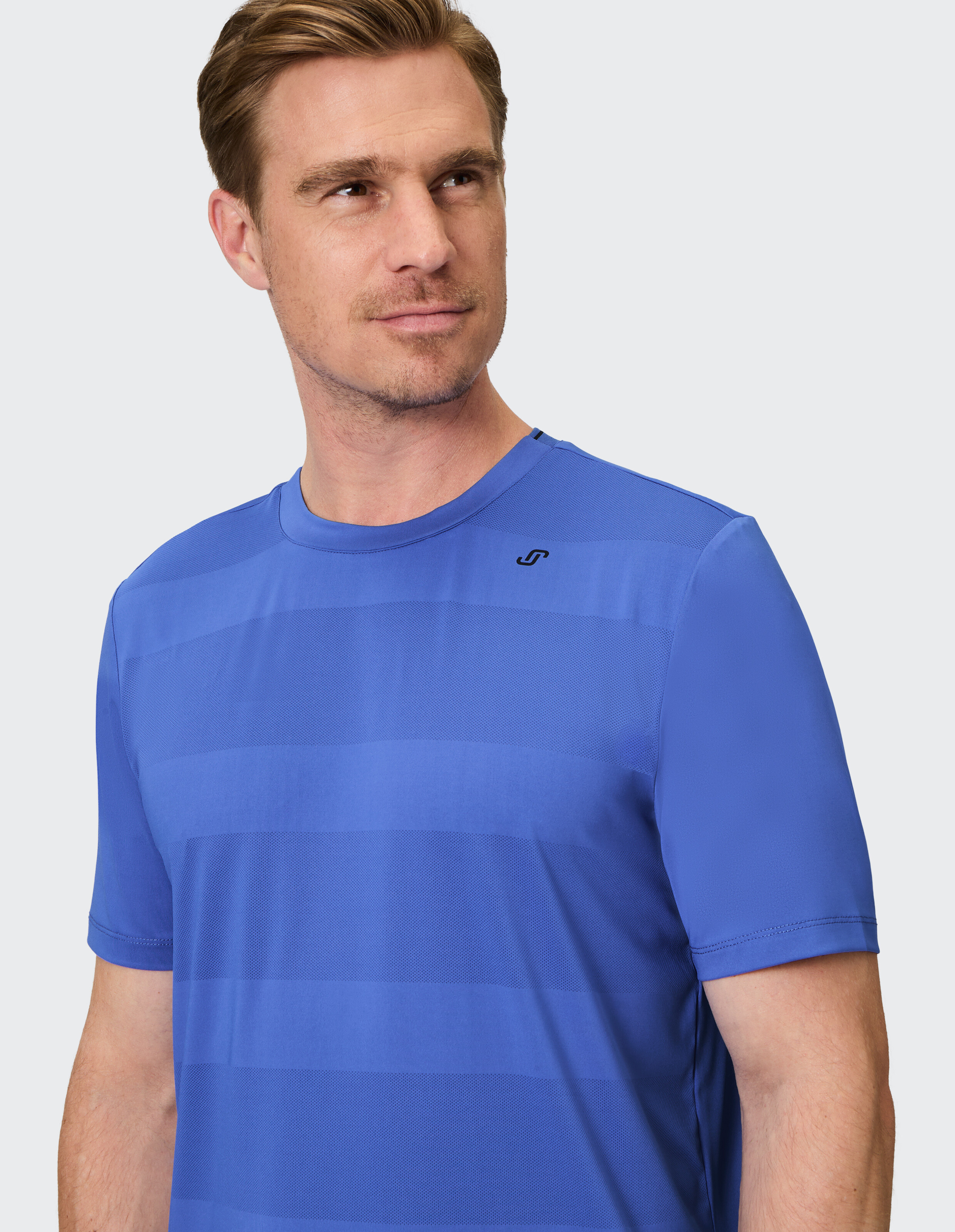 Lässiges, blau gestreiftes Herren-T-Shirt, perfekt für entspannte Ausflüge oder zum Faulenzen.