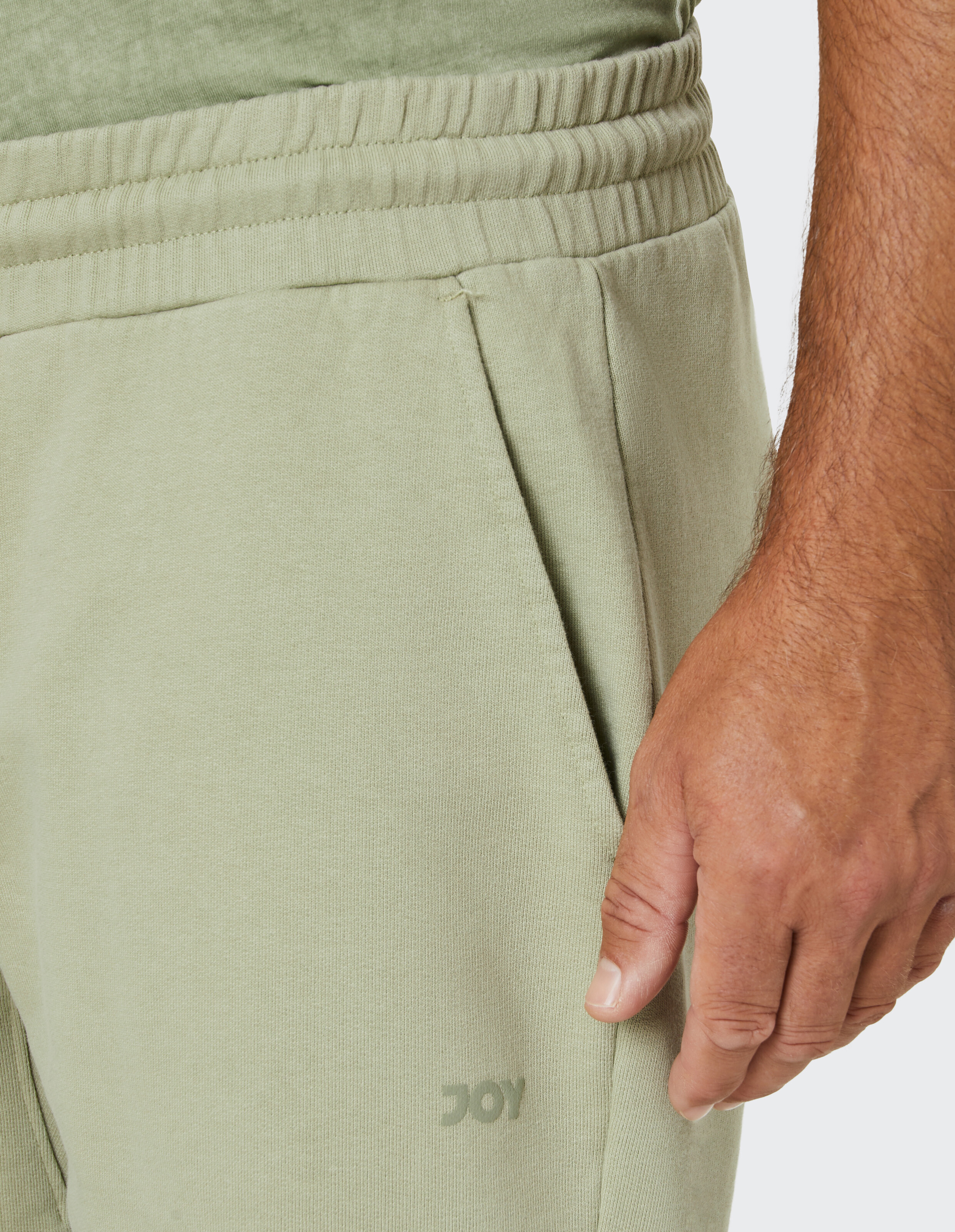 Beige Shorts aus weichem Stoff mit elastischem Bund und Kordelzug, abgeschnittenen Beinen und leicht ausgefranstem Saum.