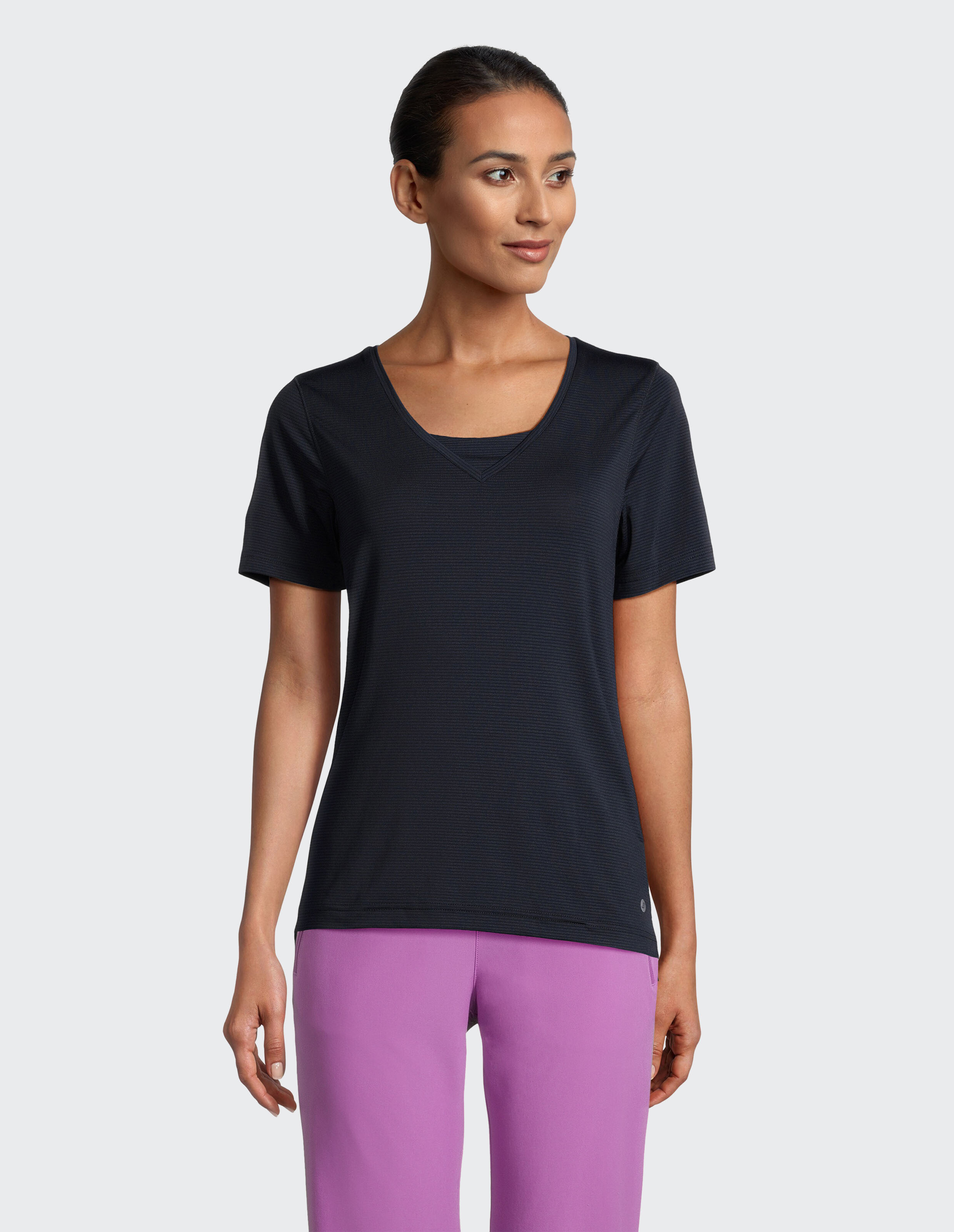 Dunkelblaues, kurzärmeliges Sport-T-Shirt mit V-Ausschnitt in schlichter Optik, perfekt für sportliche Aktivitäten.