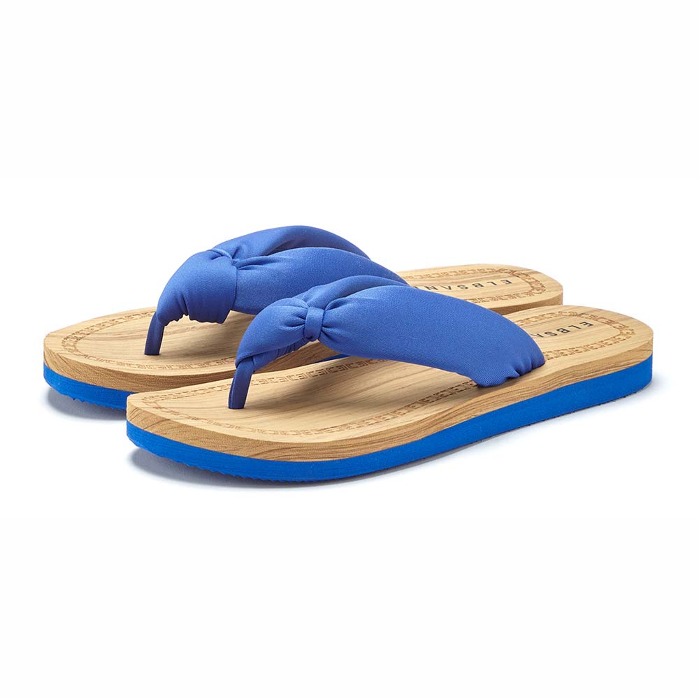 Gemütliche blaue Flip-Flops mit geknoteten Riemen und Sohlen im Holzstil.